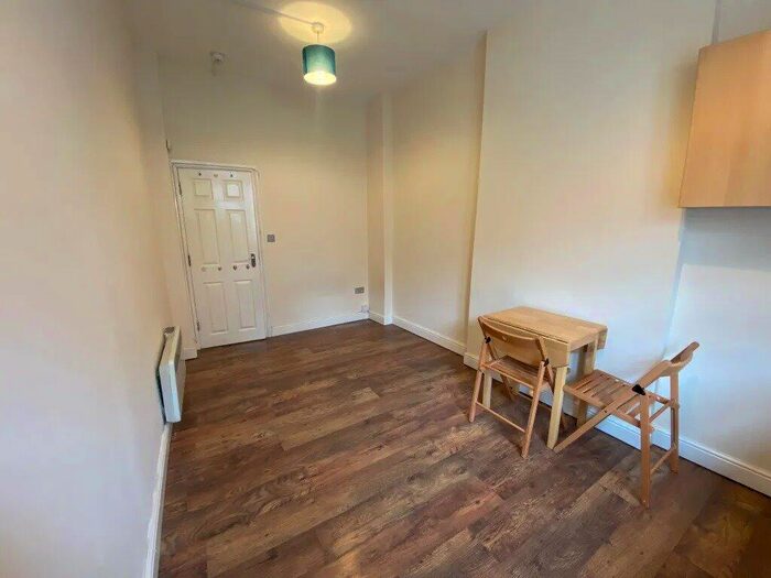 Flat To Rent In High Road, Willesden Green, NW10