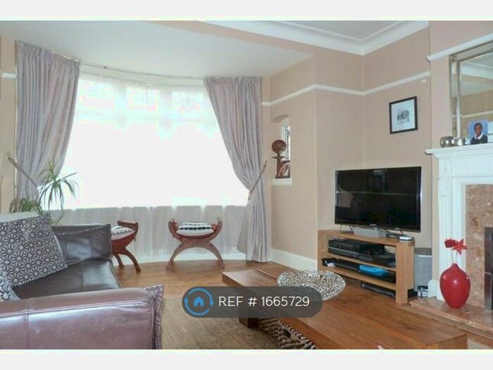 4 Bedroom Terraced House To Rent In Glenwood Gardens, Ilford, IG2