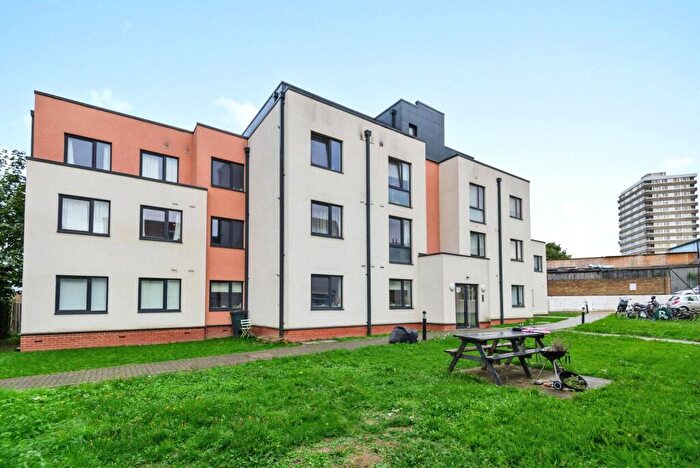 2 Bedroom Flat To Rent In Willow Court, Cambridge Road, Kingston Upon Thames, KT1