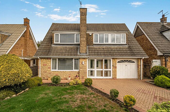 3 Bedroom Detached House For Sale In Cricklade Road, Swindon, SN2