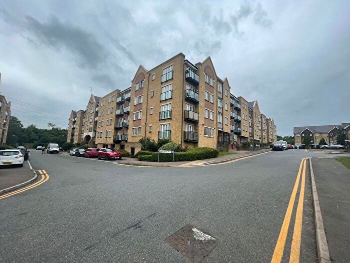 2 Bedroom Flat For Sale In Black Eagle Drive, Northfleet, Gravesend, DA11