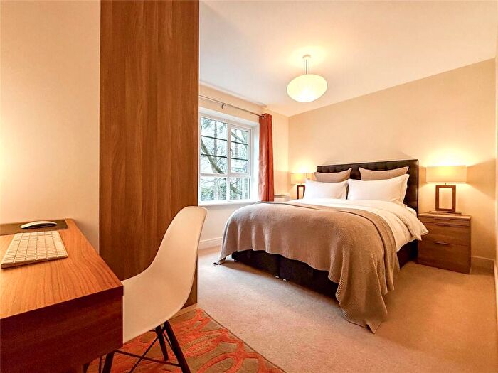 2 Bedroom Flat For Sale In Wallis Square, Farnborough, Hampshire, GU14