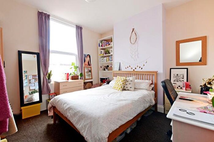 4 Bedroom Flat To Rent In Glossop Road, Broomhill, S10