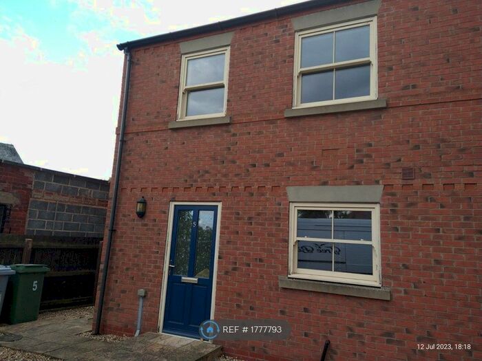 3 Bedroom Semi-Detached House To Rent In Higgins Close, Newark, NG24