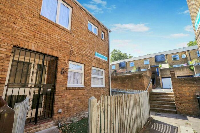 3 Bedroom House To Rent In Rochemont Walk, London, E8