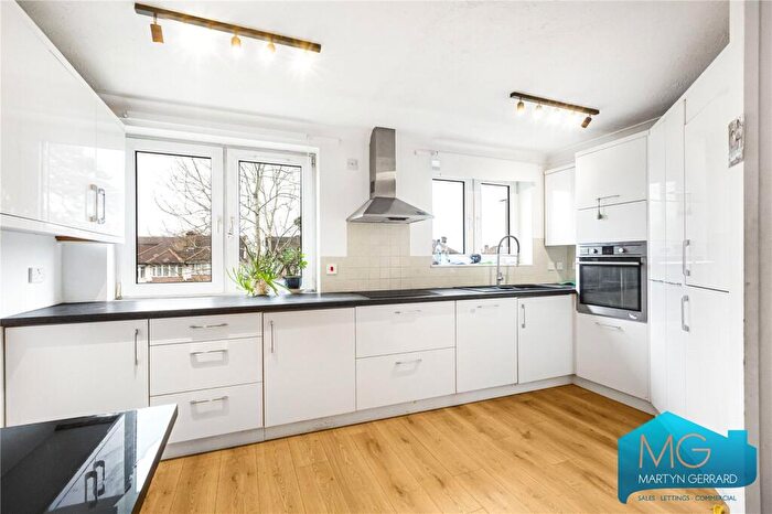2 Bedroom Apartment For Sale In Farnham Close, London, N20