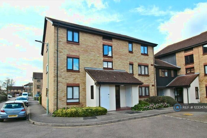 Studio To Rent In King Arthur Court, Cheshunt, Waltham Cross, EN8