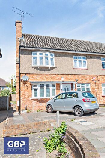 2 Bedroom Property For Sale In Chalforde Gardens, Romford, RM2