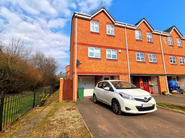 4 Bedroom Town House To Rent In Thunderbolt Way, Tipton, DY4