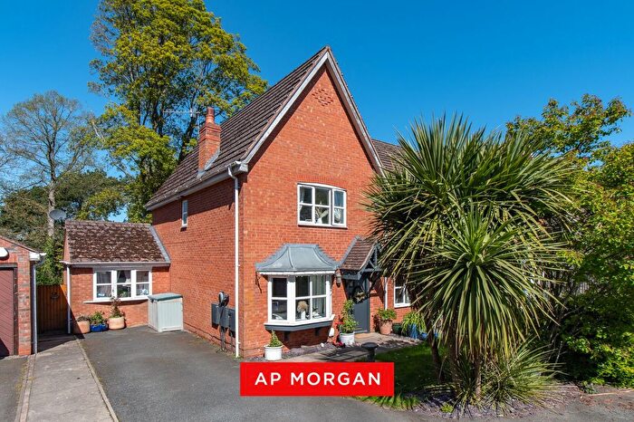 4 Bedroom End Of Terrace House For Sale In Mallow Drive, Bromsgrove, Worcestershire, B61