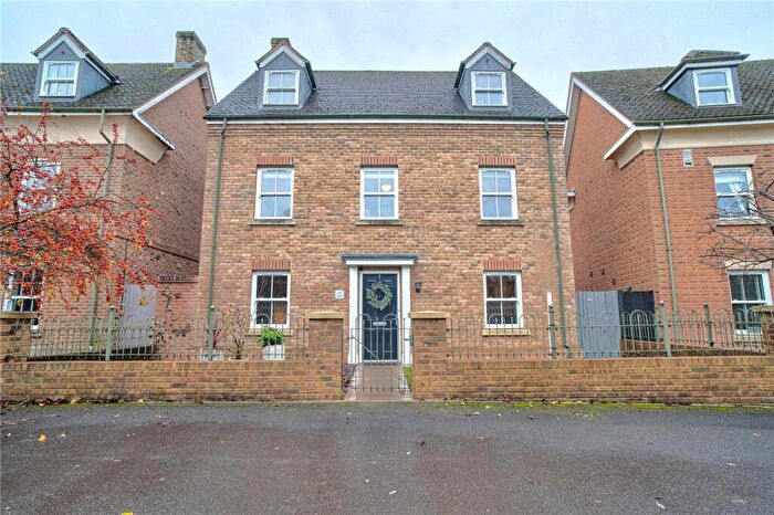 4 Bedroom Detached House For Sale In Yardlee Walk, Wichelstowe, Swindon, Wiltshire, SN1