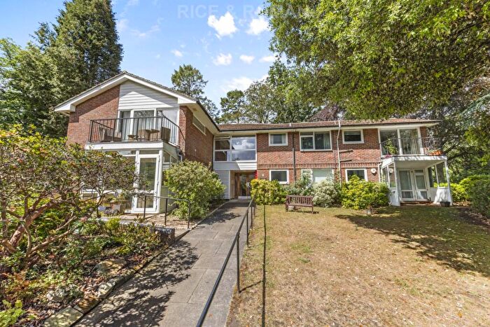 1 Bedroom Retirement Property For Sale In Gunters Mead, Oxshott, KT22