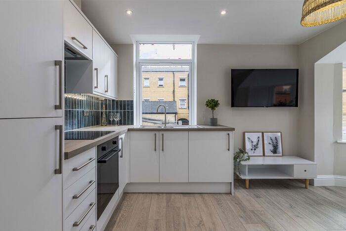 1 Bedroom Flat To Rent In Apartment Powell House - Bed, LN5