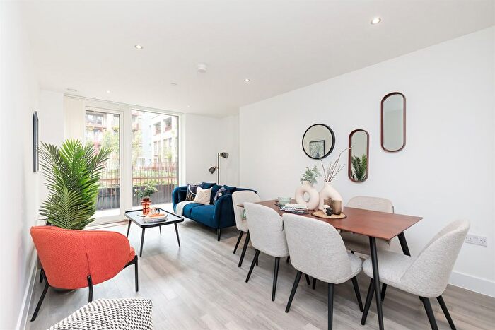 3 Bedroom Flat To Rent In Thames Road, London, E16