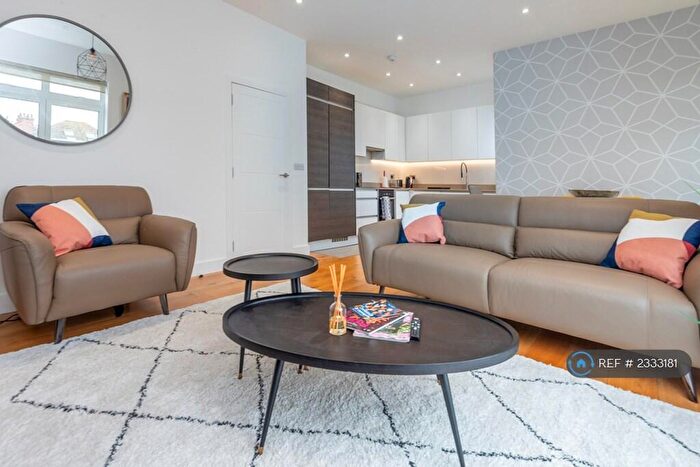 3 Bedroom Maisonette To Rent In Bow Lane, London, N12