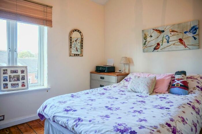 2 Bedroom Cottage To Rent In Kirkstall Lane, Leeds, West Yorkshire, LS5