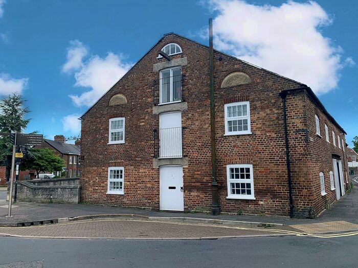 2 Bedroom Maisonette To Rent In High Street, Fordington, Dorchester, DT1