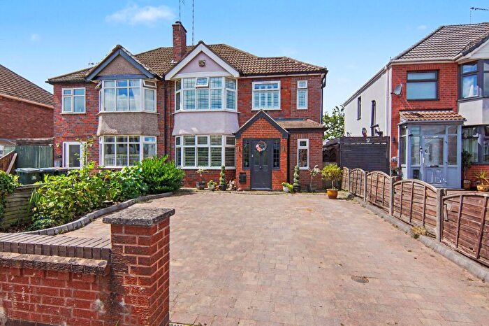 3 Bedroom Semi-Detached House For Sale In Fivefield Road, Keresley End, CV7