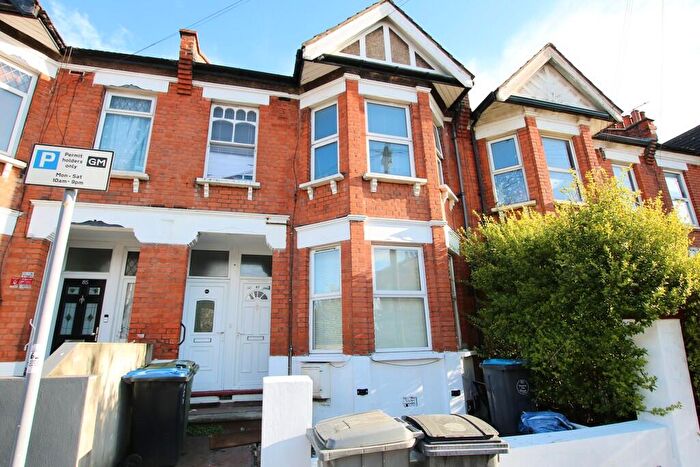 3 Bedroom Flat To Rent In Temple Road, Cricklewood, NW2