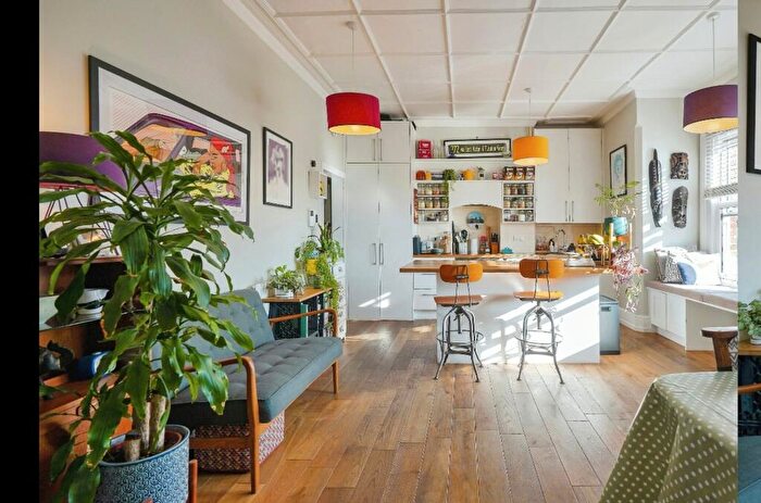 3 Bedroom Apartment For Sale In Herne Hill, London, SE24