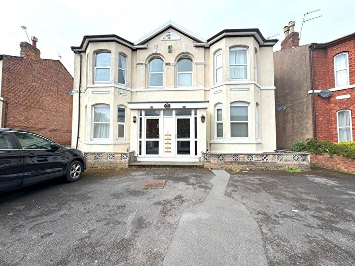 2 Bedroom Flat For Sale In Hampton Road, PR8
