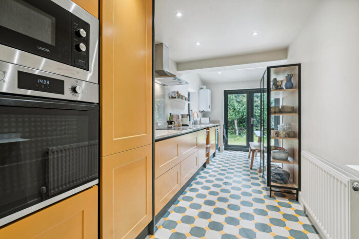 2 Bedroom Maisonette To Rent In Riverside Close, St. Albans, Hertfordshire, AL1