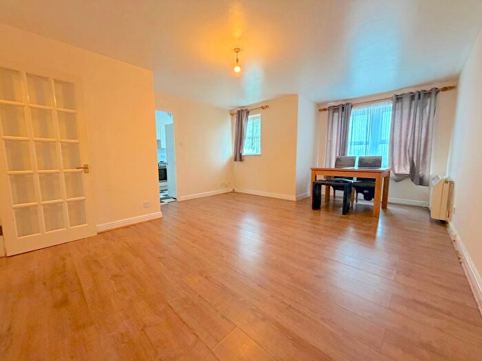 2 Bedroom Flat To Rent In Kirkland Drive, Enfield, EN2