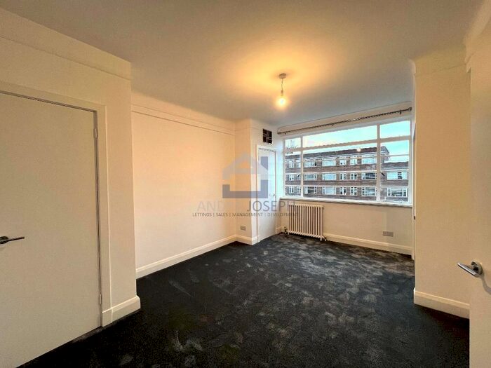 Studio To Rent In Du Cane Court, Balham High Road, Balham, SW17