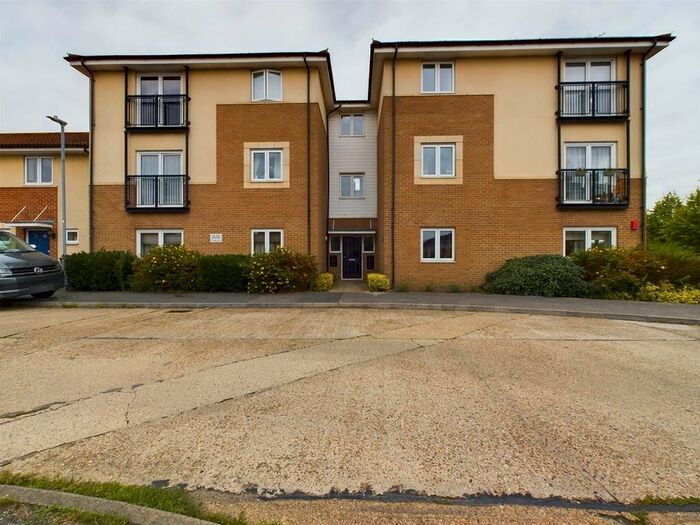 2 Bedroom Flat To Rent In Hobart Close, Chelmsford, CM1