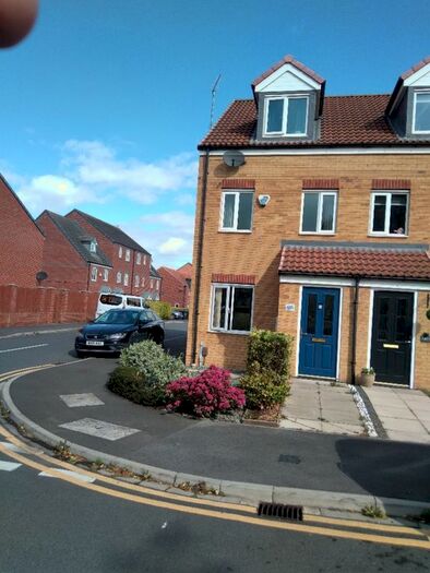 3 Bedroom Town House To Rent In Oval View, Middlesbrough, TS4