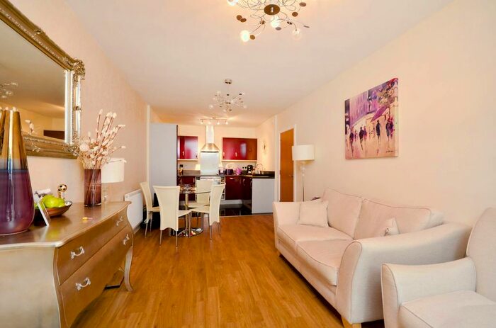 2 Bedroom Flat To Rent In Golden Manor, Hanwell, London, W7