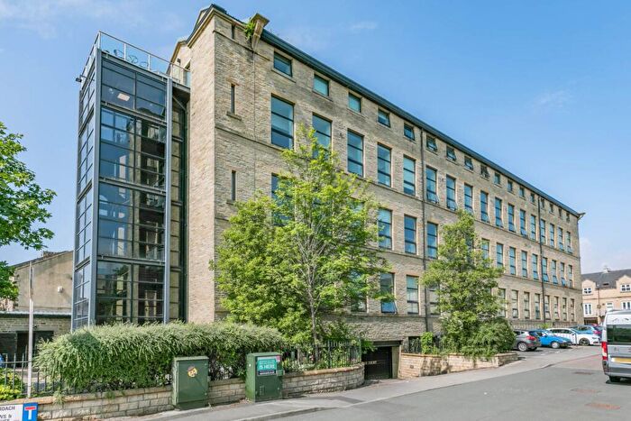 2 Bedroom Apartment To Rent In Cavendish Court, BD11
