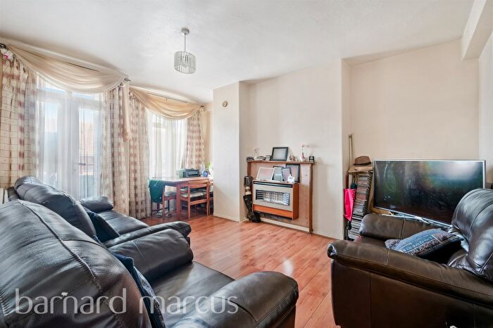 3 Bedroom Flat For Sale In Lindley Estate, London, SE15