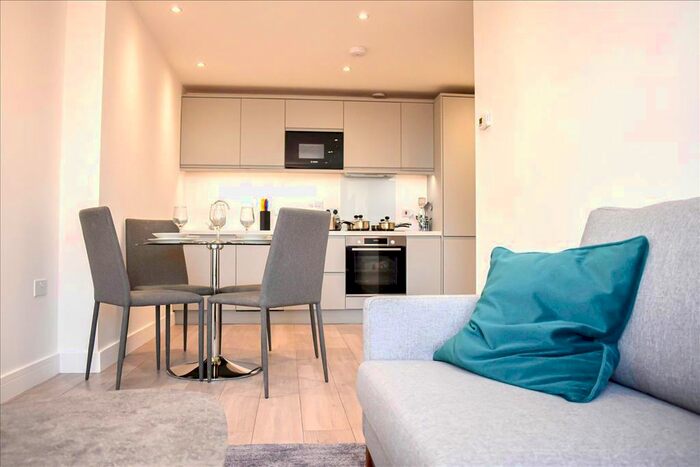 2 Bedroom Flat To Rent In Carlton House, New London Road, Chelsmford, Essex, CM2