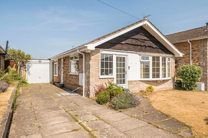 2 Bedroom Bungalow For Sale In Holly Tree Croft, Dunnington, York, YO19