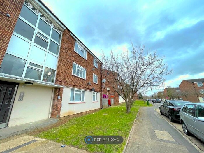 2 Bedroom Flat To Rent In Weekes Drive, Slough, SL1