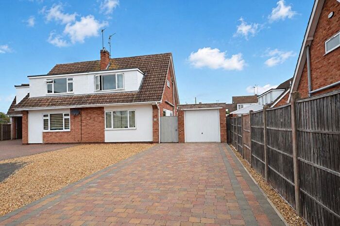 3 Bedroom Semi-Detached House For Sale In Oakleigh Close, Raunds, Northamptonshire, NN9