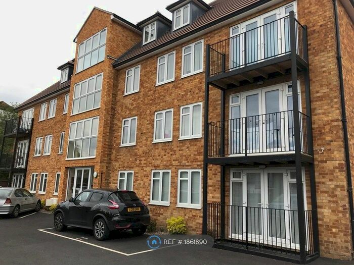 2 Bedroom Flat To Rent In Portsmouth Road, Cobham, KT11