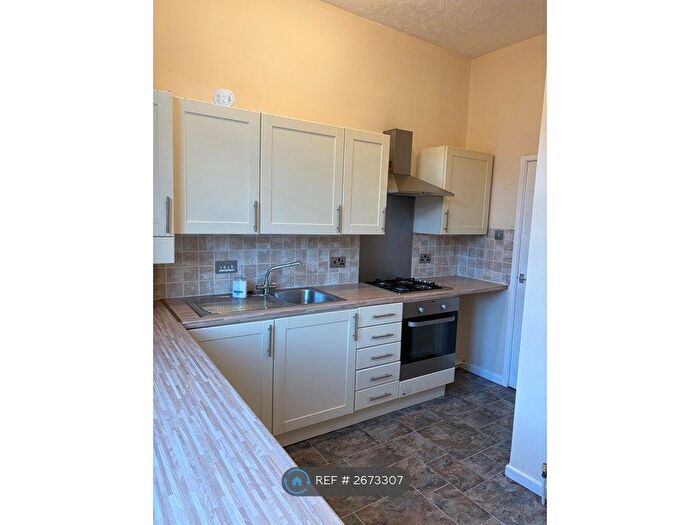 2 Bedroom Flat To Rent In Hadfield, Glossop, SK13