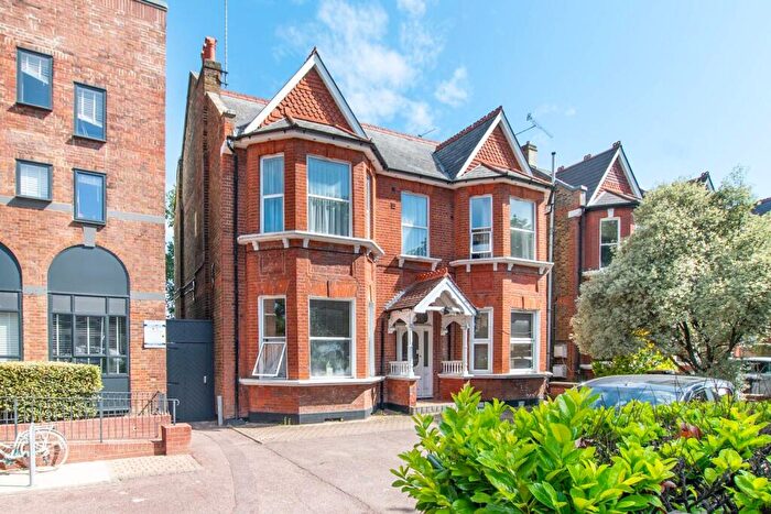 3 Bedroom Maisonette For Sale In Walm Lane, Willesden Green, London, NW2