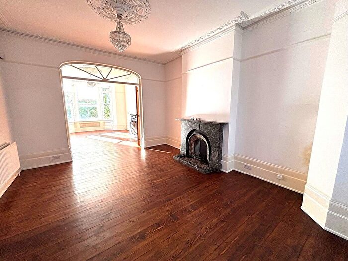 2 Bedroom Flat To Rent In Earlsfield Road, London, SW18