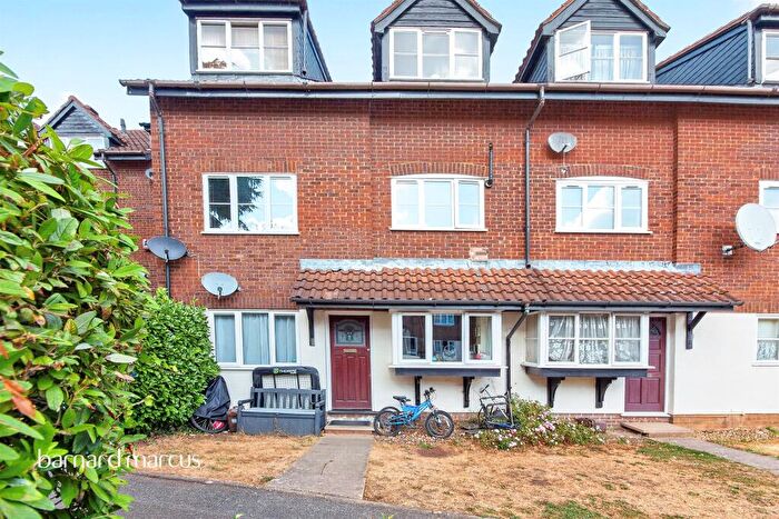 2 Bedroom Flat For Sale In Galdana Avenue, Barnet, EN5