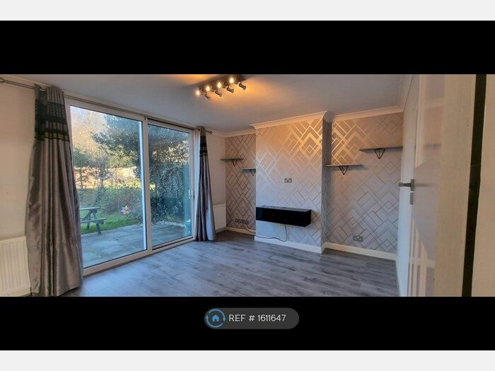 2 Bedroom Flat To Rent In Valley Close, Pinner, HA5