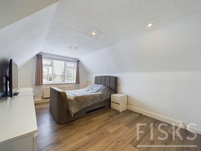 2 Bedroom Chalet For Sale In Kents Hill Road, Benfleet, SS7