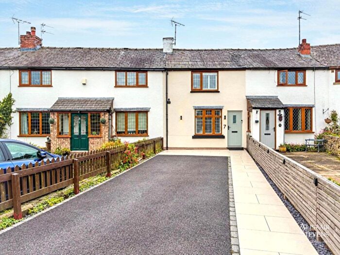 2 Bedroom Cottage For Sale In Healds Green, Chadderton, OL1