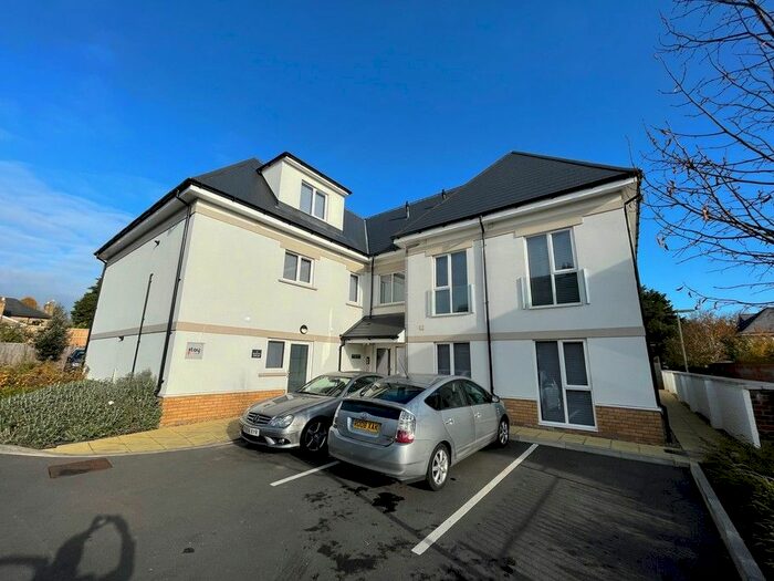 2 Bedroom Flat To Rent In Queens Road, Egham TW20