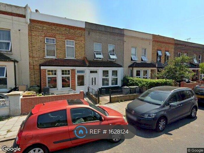 Studio To Rent In Colmer Road, London, SW16