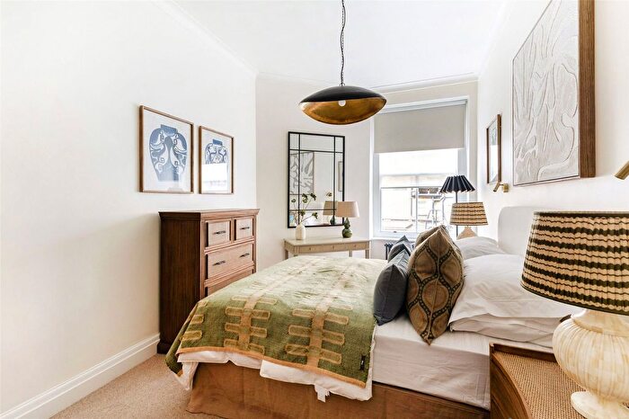 3 Bedroom Flat To Rent In Lincoln House, Basil Street, SW3