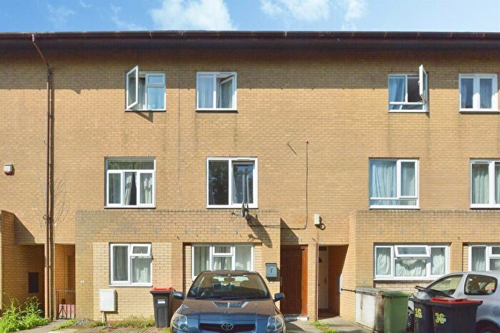 5 Bedroom Town House For Sale In Mullion Place, Fishermead, Milton Keynes, MK6