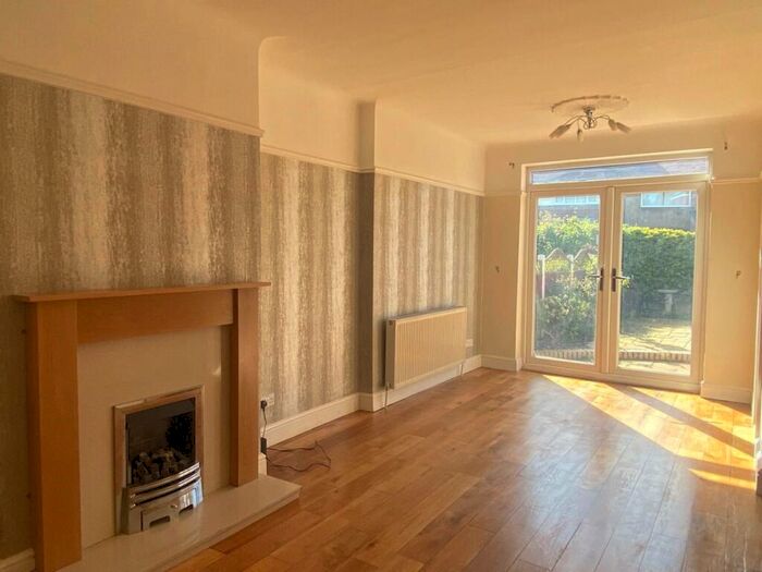 3 Bedroom Semi-Detached House To Rent In Willedstan Avenue, Crosby, L23